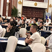 线下沙龙会议嘉宾认真听讲